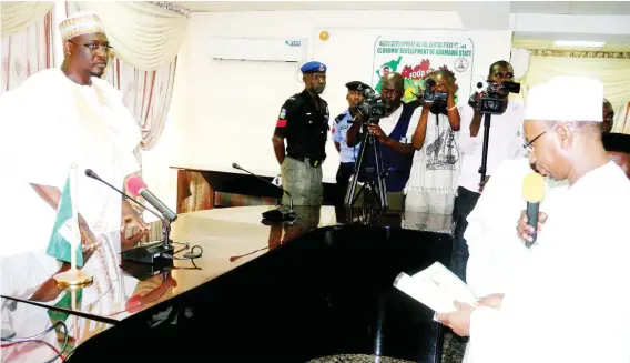  ?? PHOTO
NAN ?? Newly appointed secretary to Adamawa State Government, Prof. Liman Tukur (right), being sworn-in by acting Governor Ahmadu Umaru Fintiri in Yola on Wednesday.