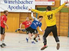  ?? Foto: Hans Eberle ?? Auch beim TSV Aichach behielten die Spieler des TSV Bobingen (in den blauen Trikots – hier Nico Mulyanto) nach starker Leistung die Oberhand.