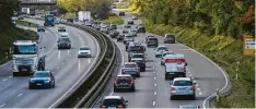  ?? Foto: Marcus Merk ?? Zu viel Verkehr auf den Straßen: Für etwas Entlastung können Mitfahrzen­tralen sorgen.