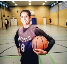  ?? RP-FOTO: ANDREAS BRETZ ?? Sanjeev Yadav aus Indien fühlt sich in der Sporthalle des Wim-Wenders-Gymnasiums wohl, wo er immer Basketball spielt.