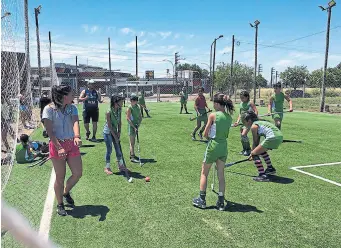  ??  ?? El club. Hockey en pasto sintético; tiene cinco canchas más y una de básquet