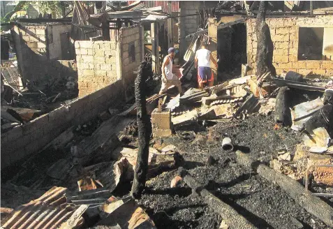  ??  ?? A fire razes several houses in Sitio Sugarlandi­a, Barangay Bacayan, Cebu City yesterday dawn. ALDO NELBERT BANAYNAL