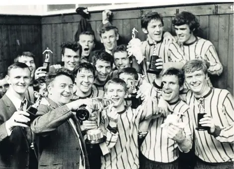  ??  ?? Joy Burnbank Swifts Swifts celebrate after winning the Scottish Juvenile Cup