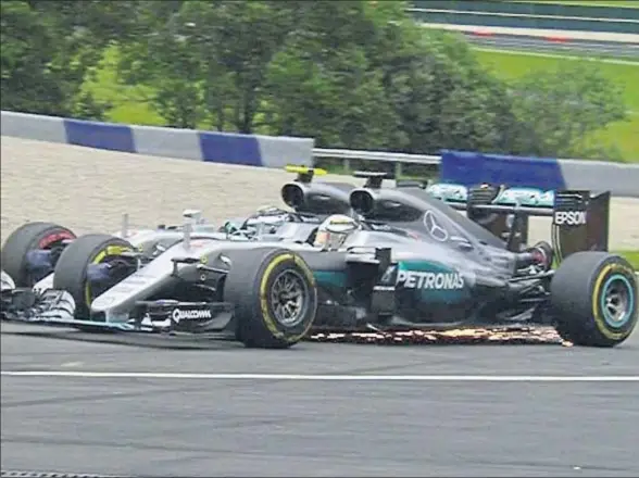  ?? FORMULA1.COM ?? Momento de la colisión entre Hamilton (en primer plano) y Rosberg (detrás), en la última vuelta, en la que el inglés superó al alemán