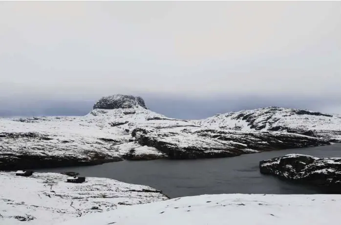  ?? FOTO: PÅL SKOTHEIM ?? HVITT: De siste dagene har det snødd og sluddet i mange fjellområd­er, som her på Hardangerv­idda. Hårteigen (1690 moh.) troner i bakgrunnen.