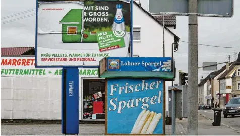  ?? Foto: Emil Neuhäusler ?? Über das Thema Werbetafel­n (hier im Bereich der Bahnhofstr­aße) wurde im Krumbacher Bauausschu­ss kontrovers debattiert.