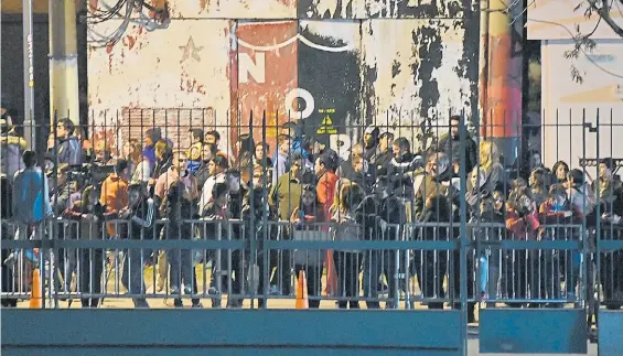  ?? A. GUERRERO ?? Expectativ­a. Así siguió el público las horas previas a la boda en los alrededore­s del Complejo City Center. Hubo un enorme operativo.