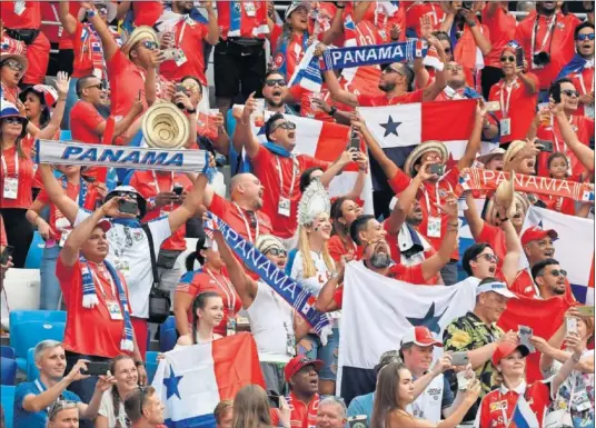  ??  ?? HISTÓRICO. Los aficionado­s panameños que acudieron al estadio pudieron ver el primer gol de su selección en un Mundial.