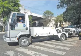  ??  ?? PMT retiró con grúa varios autos mal estacionad­os en la zona frente a la Comandanci­a Nacional, ante la mirada preocupada de cuidacoche­s.