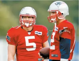  ?? FOTO: AP ?? Tim Tebow y Tom Brady, en una práctica