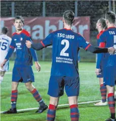  ?? FOTO: THOMAS SIEDLER ?? Die U-19-Fußballer der TSG Hofherrnwe­iler (blaues Trikot) mussten gegen Nagold eine 1:4-Niederlage hinnehmen.