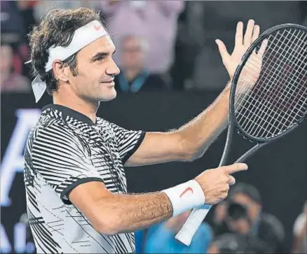  ?? ANDY BROWNBILL / AP ?? Roger Federer aplaudiend­o al público de Melbourne Park, ayer