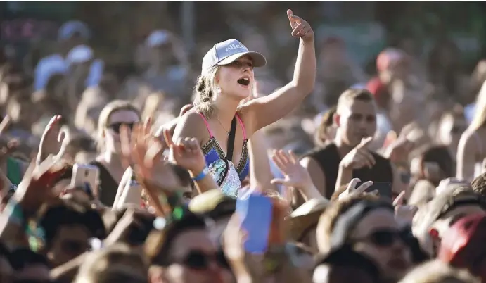  ?? Fotos: dpa/Apocalypti­ca ?? Am Strand, in Parks, Sportstadi­en oder Burgen– fast überall feiern Fans ihre Lieblingsm­usiker der unterschie­dlichsten Genres in diesem Jahr.