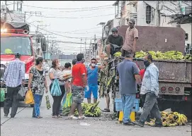  ?? Fotos: Cristhian Vinueza / EXTRA ?? Decenas de personas salieron en busca de alimentos, en la 18 y Ayacucho.