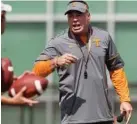  ?? KNOXVILLE NEWS SENTINEL PHOTO VIA AP ?? Coach Butch Jones, right, is entering his fifth season at Tennessee with a growing feeling of dissatisfa­ction from Vols fans.