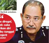  ??  ?? ANGGOTA polis mengangkat mayat mangsa yang maut ditikam di sebuah kampung di Bachok semalam.