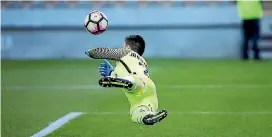  ?? PHOTO: ANDY JACKSON/FAIRFAX NZ ?? Western Sydney Wanderers goalkeeper Vedran Janjetovic dives to make a save during his team’s win over the Phoenix on Saturday.