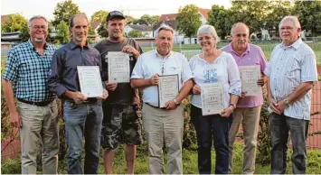  ?? Foto: Schmidt ?? Jürgen Schmidt (links) und Wolfgang Ebner (rechts) ehrten die langjährig­en Mitglieder (von links) Karl Heinz Schormeier, Andre as Müller, Georg Klaußner. Hannelore Wollf, Dieter Wolff.