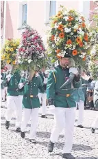  ??  ?? Hingucker: Bei den Paraden durften die prächtigen Blumenhörn­er nicht fehlen. Die Besucher staunten.