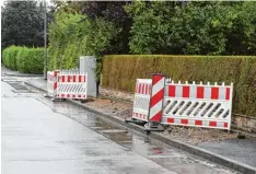  ?? Foto: Alexander Kaya ?? In der Gemeinde Nersingen gibt es zahlreiche solcher Baustellen, die den Gehweg un benutzbar machen – so wie hier in Straß.