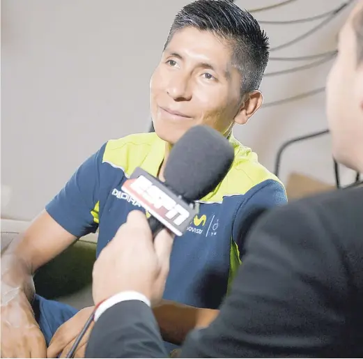  ??  ?? Le coureur colombien, Nairo Quintana, accorde une entrevue à un journalist­e à son hôtel lors de la seconde journée de repos du Tour hier au pied des Alpes.