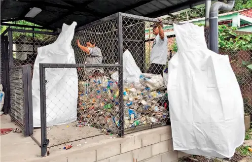  ??  ?? Beneficio. Durante los últimos seis meses la fundación ha comprado material reciclable a los habitantes del lugar para evitar que este vaya a dar al lago.