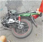  ??  ?? A la mitad. Quedó la motociclet­a en la que se transporta­ba la víctima mortal.