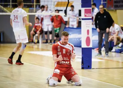  ?? FOTO TOM GOYVAERTS ?? Een geweldige vreugdeuit­barsting bij Simon Peeters na de stuntzege tegen Maaseik.