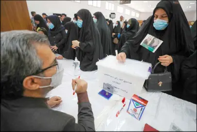  ??  ?? إيرانية تدلي بصوتها في مركز انتخابي في بغداد
