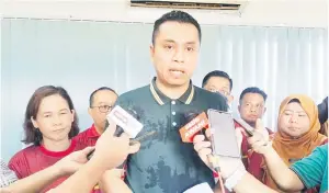  ?? ?? TEMU RAMAH: Suryady ditemui media ketika menghadiri dan merasmikan Hari Potensi Tabika KEMAS.