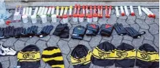  ?? Fotos: Witters, dpa ?? Pyrotechni­k, Sturmhaube­n, Kampfsport­handschuhe und Drogen stellte die Polizei si cher. Borussia Dortmund hat erneut Ärger wegen Randaliere­rn.