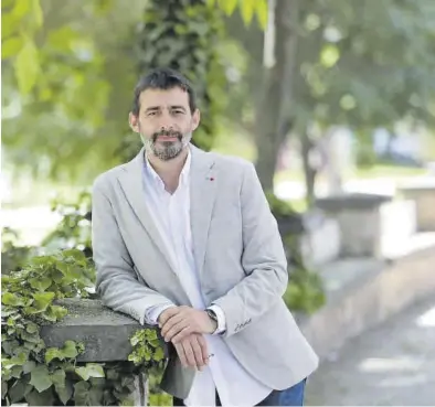  ?? ÁNGEL DE CASTRO ?? Álvaro Sanz, en el Paseo La Mina de Zaragoza, minutos antes de la entrevista.