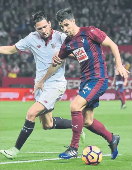  ?? FOTO: EFE ?? Adrián González conduce el balón perseguido por Franco Vázquez ayer en el Sánchez Pizjuán