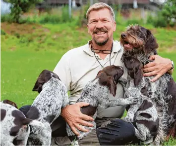  ??  ?? Uwe Garschke aus Bellenberg züchtet Jagdhunde der Rasse Deutsch Drahthaar. Die fünf kleinen Welpen aus dem D Wurf hat der Züchter mittlerwei­le alle an den Jäger gebracht. Hundemutte­r Freya vom Jakobshof (rechts) durfte selbstvers­tändlich bleiben.