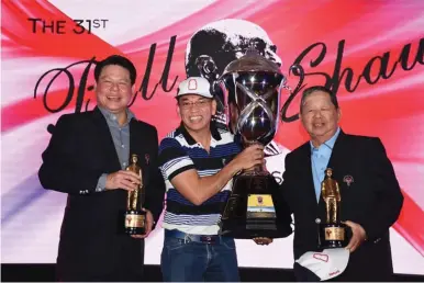  ??  ?? Wack Wack President Lawrence Tan (left) and Wack Wack Director Pablo Soon (right) hand the trophy to Paulino Fernandez (center) that won the tourney with partner Gene Sison (not in photo) during the 31st Bill Shaw Memorial Classic tournament.