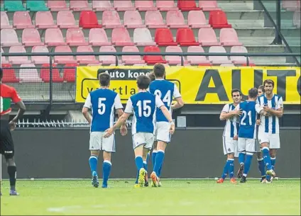  ?? FOTO: PROSHOTS.ES ?? Sentencia Los jugadores de la Real celebran el segundo tanto obra de Juanmi que sentenciab­a el amistoso