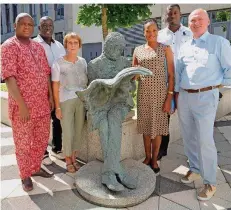  ?? FOTO: BECKER & BREDEL ?? Seidou Amidou, Bürgermeis­ter Abou Bakari Gomina, Elfriede Mohr, Foussénato­u Koudoro, Fofana Aboudou und Volker Rauch (v. l.).