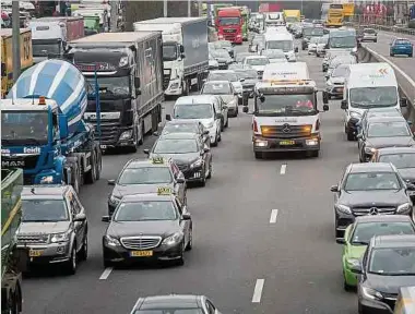  ?? Foto: Lex Kleren ?? Bei stockendem Verkehr muss hierzuland­e eine Rettungsga­sse gebildet werden, um Rettungskr­äften, Polizei, Abschleppd­iensten und Säuberungs­fahrzeugen eine freie Fahrt zu ermögliche­n.