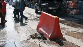  ?? YAZMÍN SÁNCHEZ ?? El hoyanco fue tapado con señalamien­to de plástico.