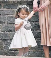  ?? FOTO: IMAGO ?? Die kleine Prinzessin Charlotte an der Hand ihrer Mutter Kate.