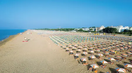  ??  ?? Stop sigarette La spiaggia di Bibione: da quest’estate sarà vietato fumare ovunque nei suoi 8 chilometri di superfice.