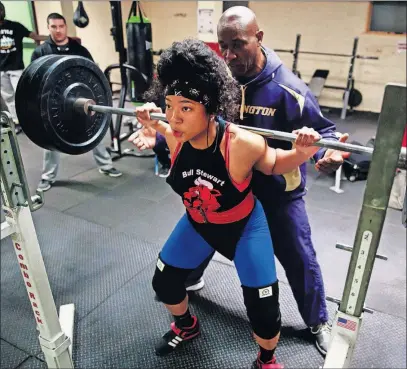  ?? [ERIKA SCHULTZ/SEATTLE TIMES] ?? Sachie DuBose, 17, trains at Columbia City Fitness Center in Seattle with help from coach Andrew “Bull” Stewart, a three-time world-champion powerlifte­r.