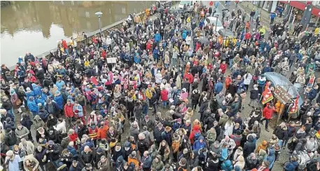  ?? | PHOTO : OUEST-FRANCE ?? Hier matin, 600 personnes se sont rassemblée­s pour défendre la maternité de Landerneau.