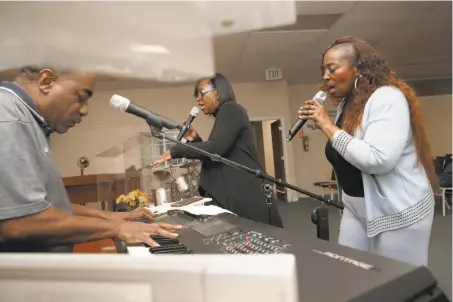  ?? Liz Hafalia / The Chronicle ?? Rosita Watson (right) sings with tenor/keyboardis­t Tyrone Chenevert and Dovie Huston at Global Christian Ministries.