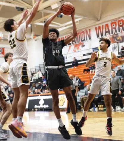  ?? ALLEN CUNNINGHAM/SUN-TIMES ?? Glenbard North’s JJ Hernandez (24) hit a desperatio­n three-pointer to win in the sectional semifinals.