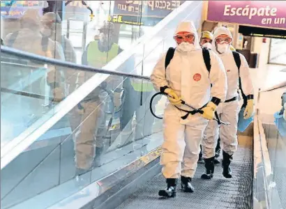  ?? CRISTÓBAL GARCÍA / EFE ?? Desinfecci­ón ayer en las zonas comunes del aeropuerto Tenerife Norte-ciudad de La Laguna