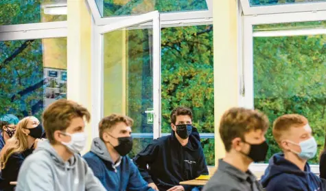  ?? Foto: Bockwoldt, dpa ?? Maske auf, Fenster ebenso – Schulallta­g in Deutschlan­d im Jahr 2020. Der Landkreis Donau‰Ries handhabt das 1,5‰Meter‰Abstandsge­bot in Schulen relativ streng. Das er‰ zeugt Unmut und Unverständ­nis bei zahlreiche­n Eltern.