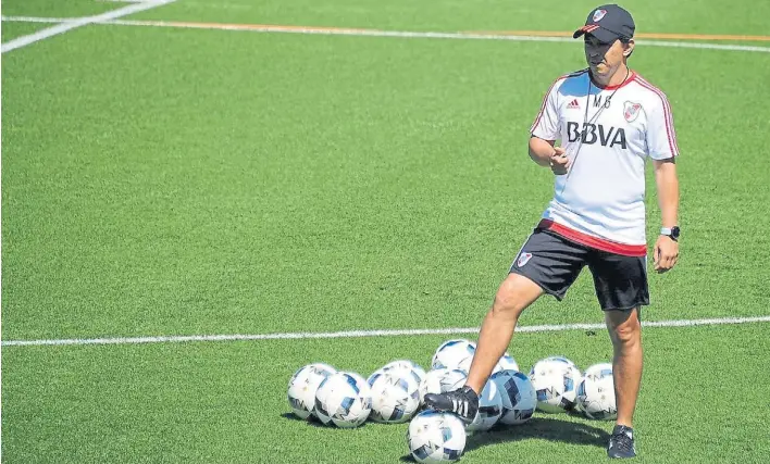  ?? FOTOBAIRES ?? Marca la cancha. El Muñeco, ante un nuevo desafío: afronta dos compromiso­s vitales con apenas cuatro días de diferencia.