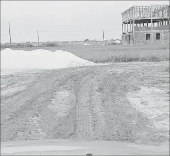  ??  ?? A section of the alternativ­e road some residents are asked to use to enter the community.