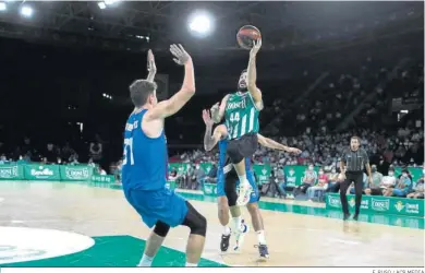  ?? F. RUSO / ACB MEDIA ?? Pepe Pozas entra a canasta ante el azulgrana Jokubaitis.